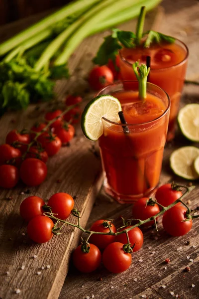 Enfoque Selectivo Cóctel María Sangrienta Vasos Sobre Fondo Madera Con — Foto de Stock