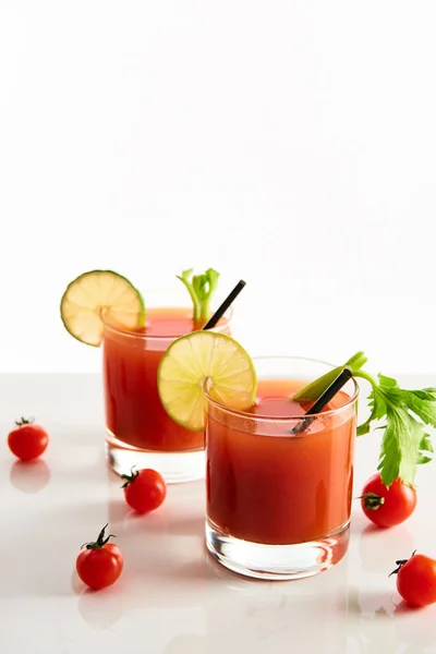 Blood Mary Cocktail Ποτήρια Γαρνιρισμένα Λάιμ Και Σέλινο Λευκό Χρώμα — Φωτογραφία Αρχείου