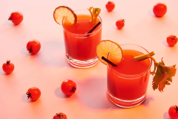 Blodig Mary Cocktail Glas Garnerade Med Lime Och Selleri Röd — Stockfoto