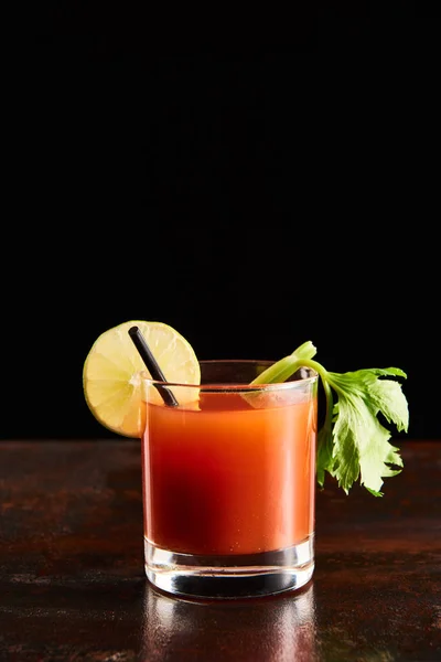 Sanguinoso Cocktail Mary Vetro Guarnito Con Lime Sedano Isolato Nero — Foto Stock