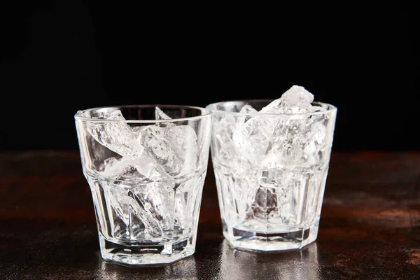 Glas Mit Gefrosteten Eiswürfeln Isoliert Auf Schwarz — Stockfoto