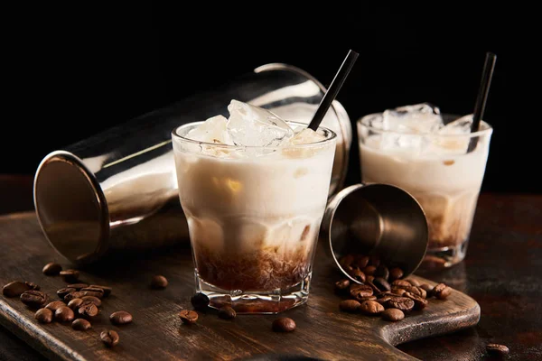 Vit Rysk Cocktail Glas Med Sugrör Träskiva Med Kaffekorn Och — Stockfoto