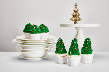 Gri yüzeyinde tabakları olan lezzetli Noel ağacı kekleri.