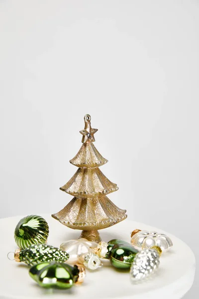 Sapin Noël Brillant Des Boules Sur Surface Blanche Isolé Sur — Photo