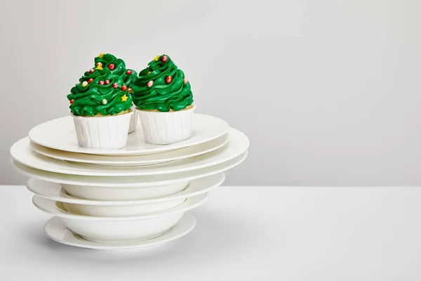 Délicieux Cupcakes Sapin Noël Avec Assiettes Sur Surface Blanche Isolé — Photo
