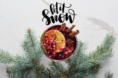 Portakal, nar ve tarçınlı Noel kokteylinin en üst görüntüsü.