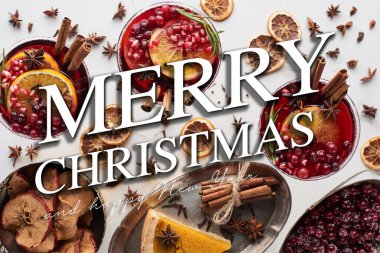 Portakal, nar, tarçın, tepside turta, kuru elma ve donmuş yaban mersinli Noel kokteylleri ve mutlu noeller.
