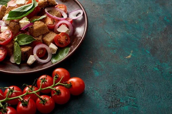Frisk Italiensk Grøntsagssalat Panzanella Serveret Plade Bordet Med Tomater - Stock-foto