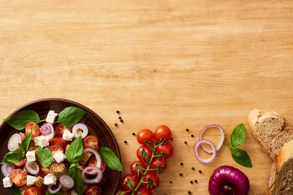 Vrchní Pohled Vynikající Italský Zeleninový Salát Panzanella Podávané Talíři Dřevěném — Stock fotografie