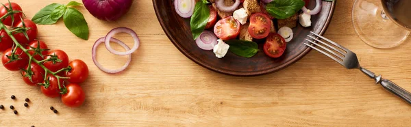 Felülnézet Ízletes Olasz Zöldség Saláta Panzanella Tálalva Tálcán Villával Asztalon — Stock Fotó