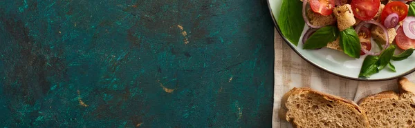 Верхній Вигляд Смачного Італійського Салату Панцанелла Подається Тарілці Текстурованій Зеленій — стокове фото