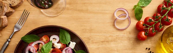 Felülnézet Ízletes Olasz Zöldség Saláta Panzanella Tálalva Tálcán Asztalon Közelében Jogdíjmentes Stock Képek