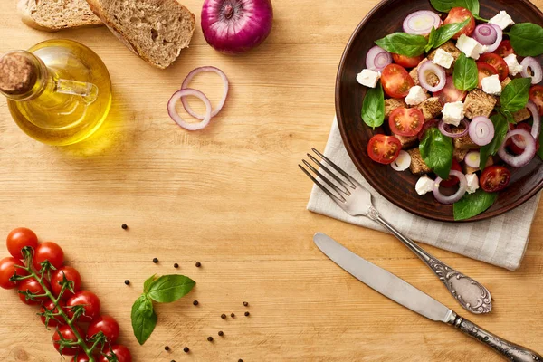 Blick Von Oben Auf Köstlichen Italienischen Gemüsesalat Panzanella Serviert Auf Stockbild