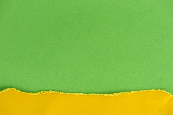 Close-up de camadas de papel verde e amarelo para fundo — Fotografia de Stock