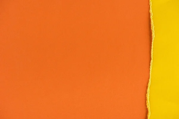Крупный план слоев оранжевой и желтой бумаги для фона — стоковое фото
