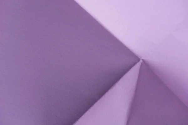 Primer plano plano de papel púrpura doblado - foto de stock