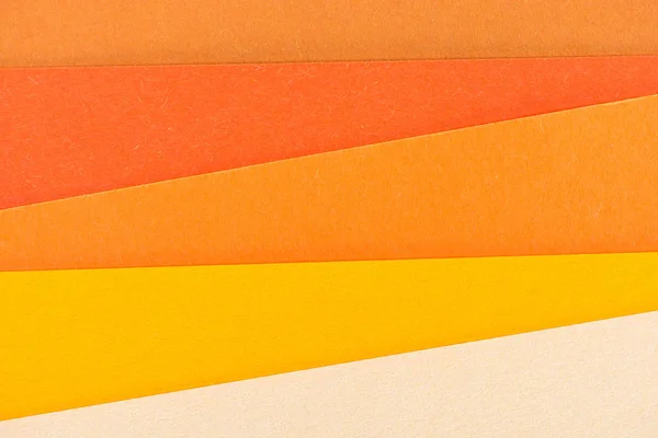 Primer plano de capas de papel de tonos naranja para el fondo - foto de stock