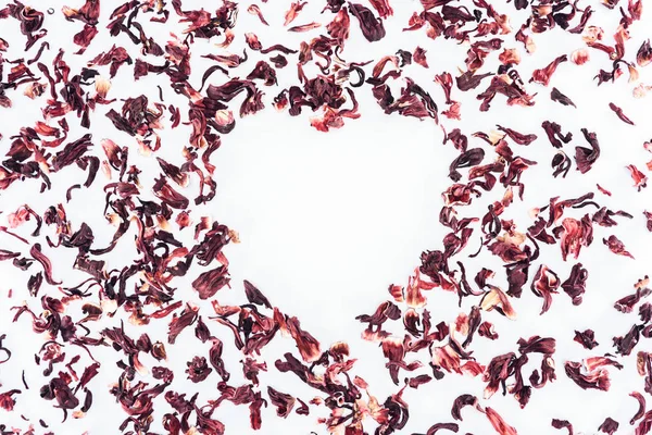 Vue du haut du cœur faite avec du thé hibiscus isolé sur blanc, concept de Saint Valentin — Photo de stock