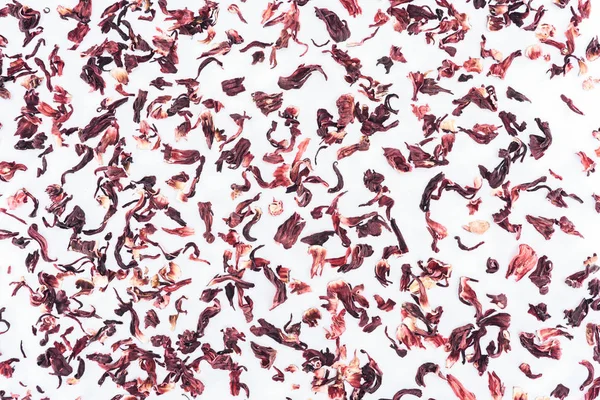 Vue de dessus du thé d'hibiscus séché dispersé isolé sur blanc — Photo de stock