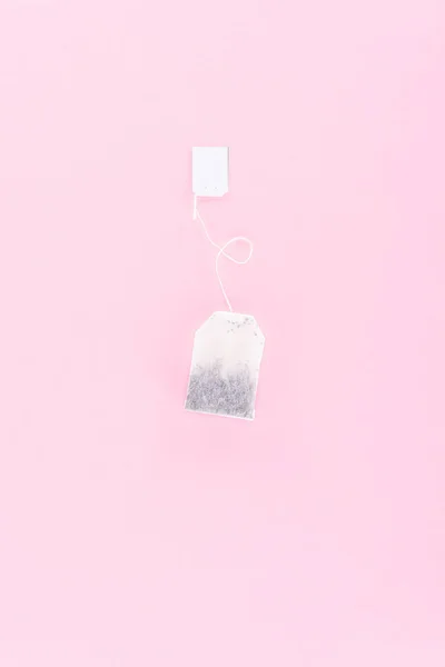 Vista superior de um saco de chá isolado em rosa — Fotografia de Stock
