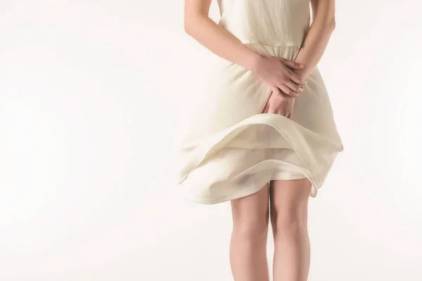 Обрізаний вид елегантної дівчини в махаючій білій сукні, ізольовані на білому — стокове фото