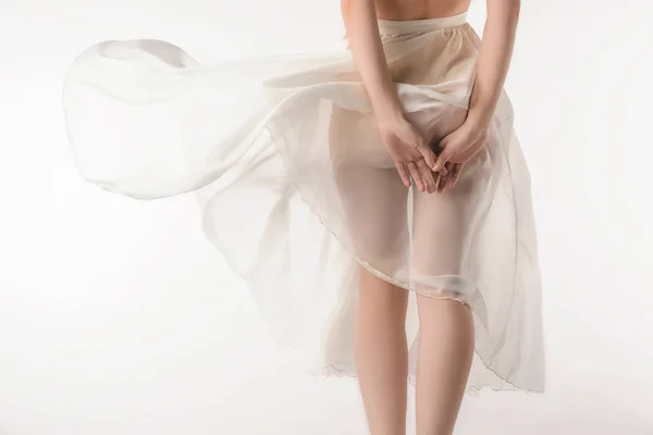 Обрезанный вид чувственной голой девушки в прозрачной юбке шифона, изолированный на белом — стоковое фото