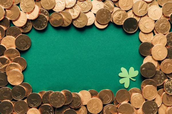Top view of golden coins and shamrock on green table, st patricks day concept — Stock Photo