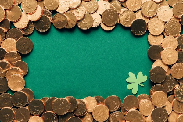 Vista dall'alto di monete d'oro e trifoglio sul tavolo verde, concetto giorno st patricks — Foto stock