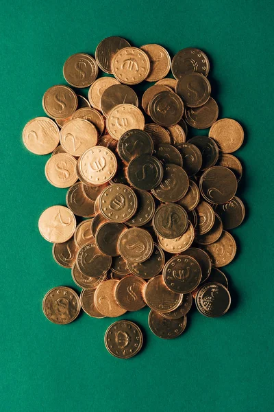 Vista superior de la pila de monedas de oro en la mesa verde, San Patricio concepto de día - foto de stock