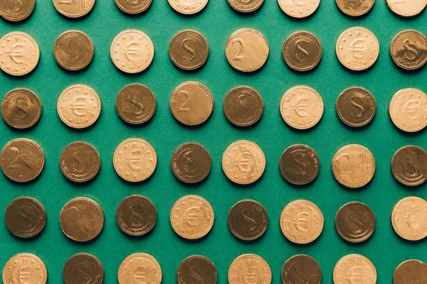 Vista dall'alto del modello di monete d'oro sul verde, concetto giorno st patricks — Foto stock