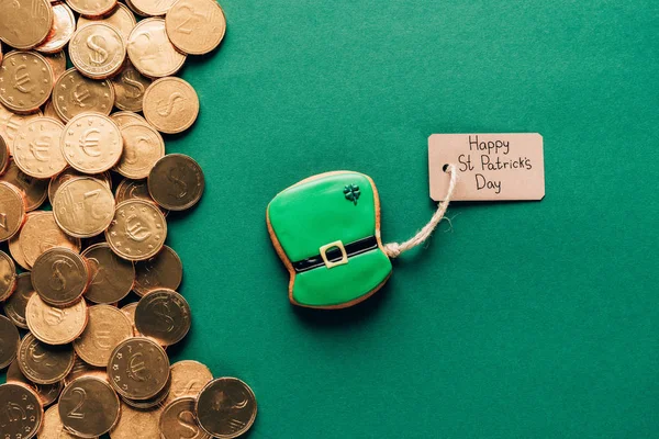 Top view of gingerbread and golden coins on green, st patricks day concept — Stock Photo