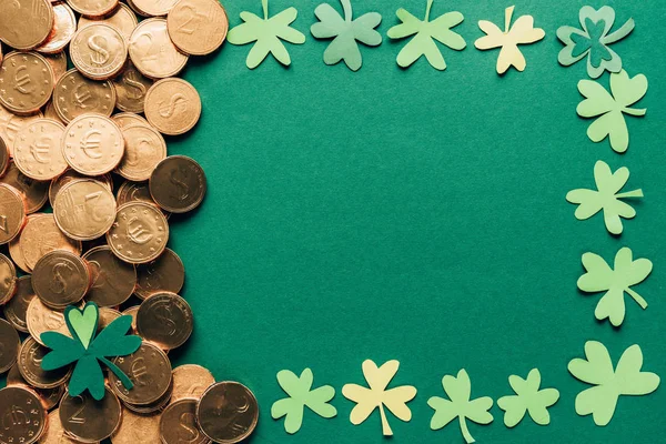 Vista dall'alto di trifoglio e monete d'oro su verde, st patricks concetto giorno — Foto stock