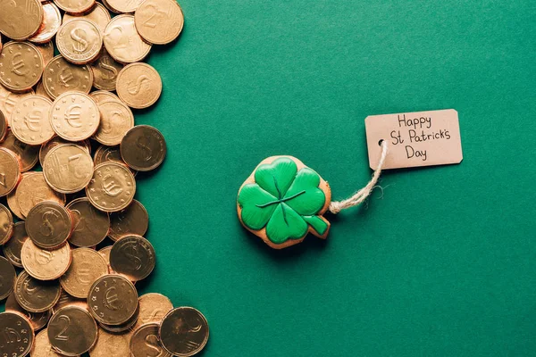 Vista dall'alto del biscotto glassa a forma di trifoglio e monete d'oro sul verde, concetto giorno st patricks — Foto stock