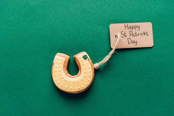 Верхний вид глазури печенье в форме подковы на зеленый, День святого Патрика концепции — стоковое фото