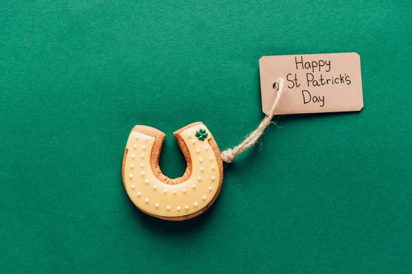 Draufsicht auf Sahnehäubchen in Hufeisenform auf grünem, st patricks day concept — Stockfoto