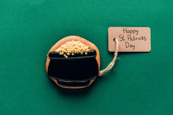 Вид зверху на глазурне печиво у формі горщика з монетами на зеленому, концепція дня стрічки — стокове фото