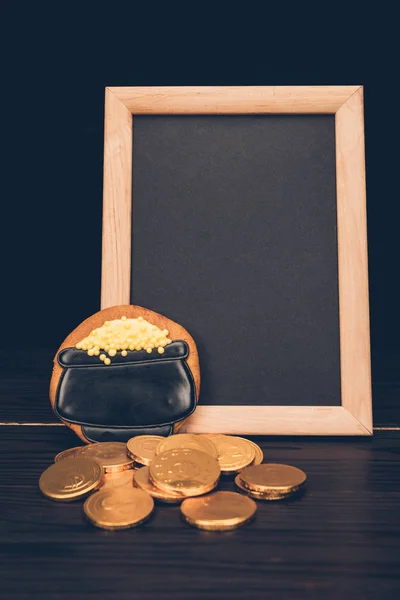 Leere Tafel mit Goldmünzen und Lebkuchen, st patricks day concept — Stockfoto