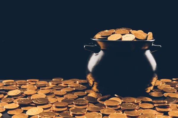 Schwarzer Topf mit goldenen Münzen isoliert auf schwarzem, st patricks day concept — Stockfoto