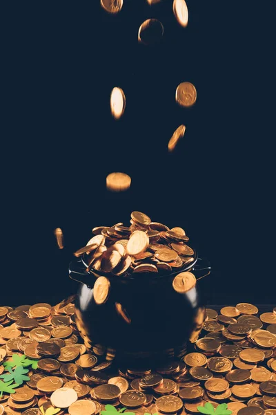 Monedas de oro cayendo en el pote, San Patricio concepto de día - foto de stock