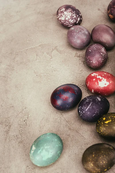 Vista de alto ângulo de ovos de páscoa pintados na mesa — Fotografia de Stock
