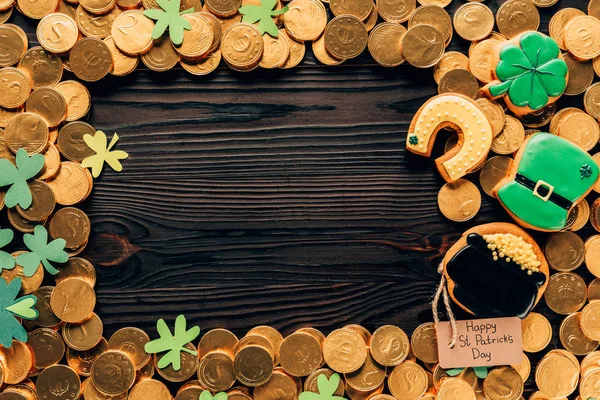 Vista superior de moedas de ouro e biscoitos de gelo na mesa, st patricks conceito dia — Fotografia de Stock