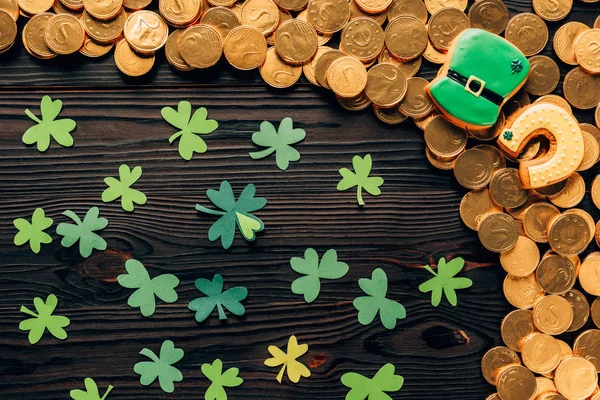 Vista superior de papel trevo e moedas de ouro na mesa de madeira, st patricks conceito dia — Fotografia de Stock