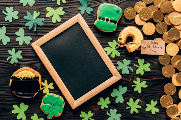 Top view of empty board with gingerbread and coins on table, st patricks day concept — Stock Photo