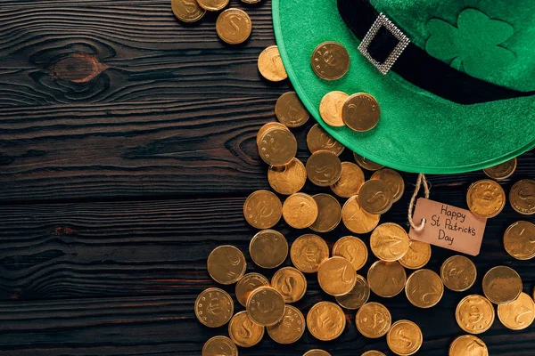 Vue du haut du chapeau vert et des pièces d'or, concept de jour st patricks — Photo de stock