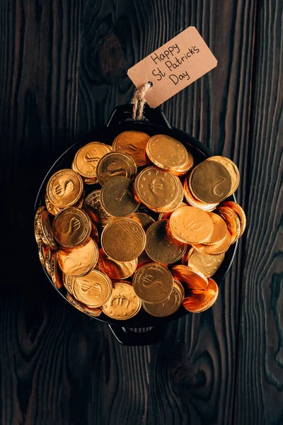 Vista superior de la olla con monedas de oro en la mesa de madera, San Patricio concepto de día - foto de stock