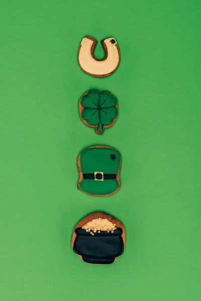 Top view of row of icing cookies, st patricks day concept — Stock Photo