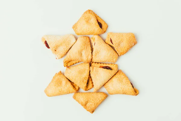 Vista superior da estrela feita de cookies isolados no conceito de férias cinza, purim — Fotografia de Stock