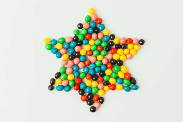 Vista superior da estrela feita de doces isolados no conceito de férias cinza, purim — Fotografia de Stock