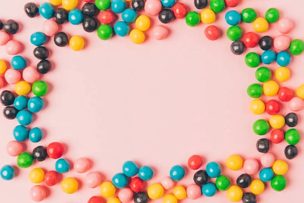 Top view of arranged candies isolated on pink — Stock Photo