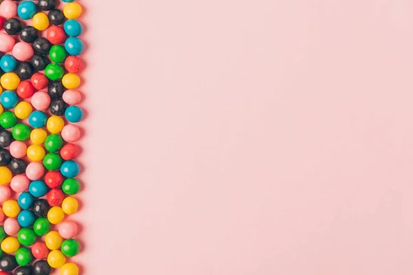 Вид сверху на организованные конфеты изолированы на розовый — стоковое фото